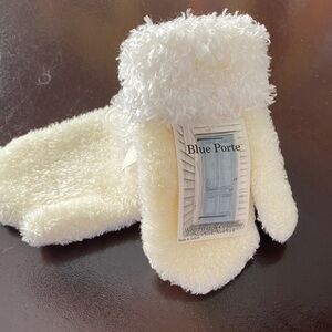 Blue Porte Fuzzy Cream Mittens